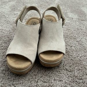 clark’s nude suede heels